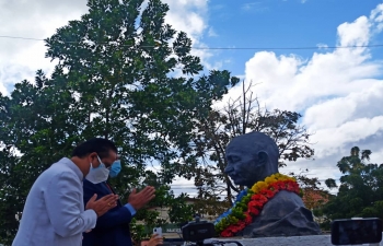 Amb. Abhishek Singh and H.E. Angel Marcano, Governor of Bolivar State paid floral tributes to Mahatma Gandhi at the Gandhi Square in Villa Asia, Caroni Municipality.  Amb. Singh also spoke on the relevance of Gandhian philosophy